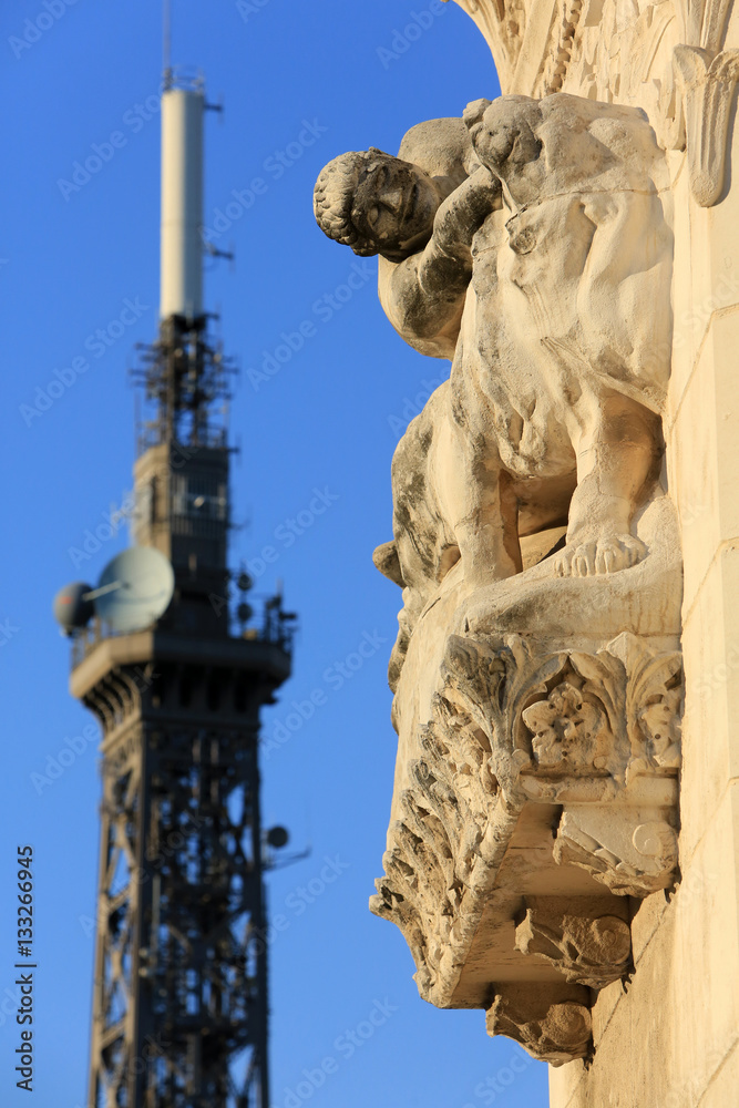 Tour émetteur de Fourvière. Chimère. Basilique Notre-Dame de Fourvière. Lyon. / Transmission tower of Fourvière. Chimera. Basilica of Notre-Dame de Fourvière. Lyon.