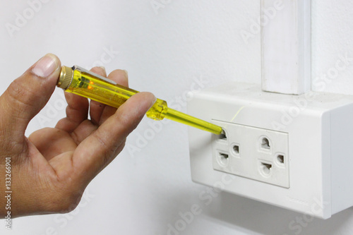 Use hands to catch Screwdrivers Mains Tester for Electrical measurement