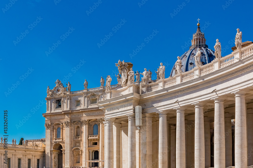 Obraz premium Saint Peter's Square Colonnades and basilica dome in Vatican Rom