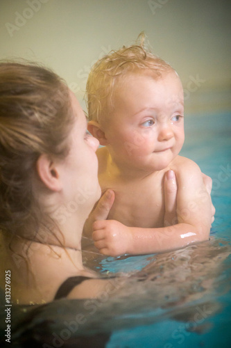 Mama lernt dem Sohn das Schwimmen © Kristin Gründler