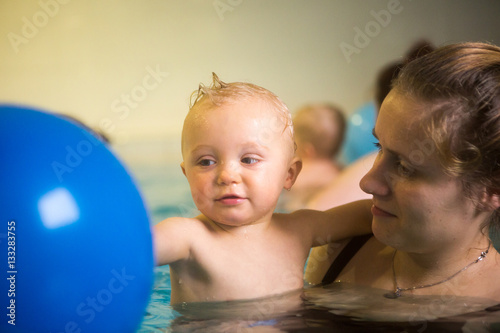 mit Freunden schwimmen photo