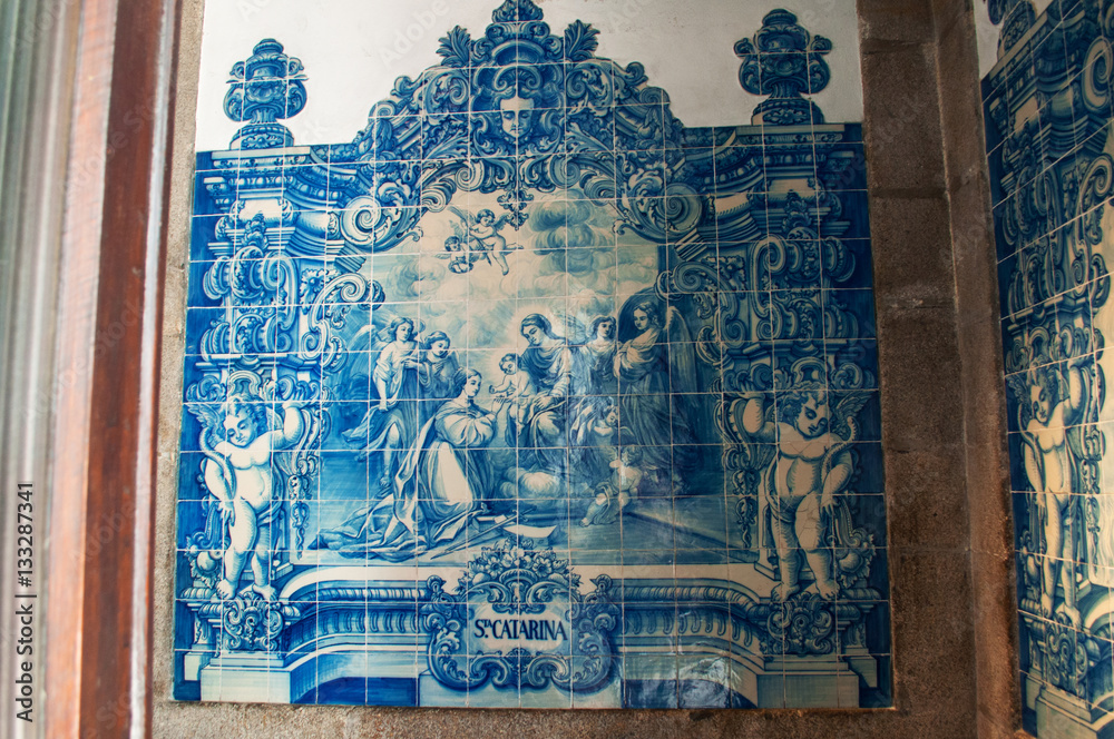 Portogallo, 27/03/2012: dettagli della Capela das Almas, la Cappella delle Anime o di Santa Catarina, la chiesa di Porto famosa per i suoi azulejos