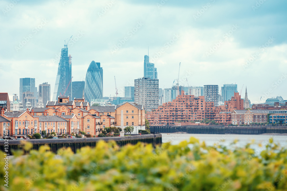 Naklejka premium Widok na London Docklands z Tamizą, centrum miasta, ogórkiem i centrum miasta