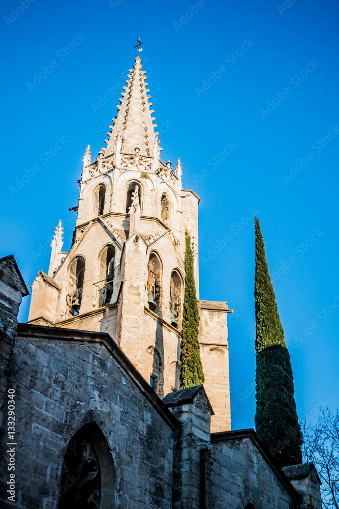 Dans les rues d'Avignon, la basilique Saint-Pierre d'Avignon