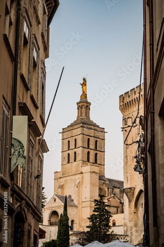 Notre-Dame -des-Doms vue des rues d'Avignon