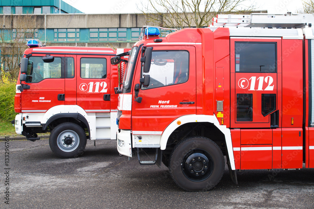 Zwei Feuerwehrautos vor der Hauptwache der freiwilligen Feuerwehr