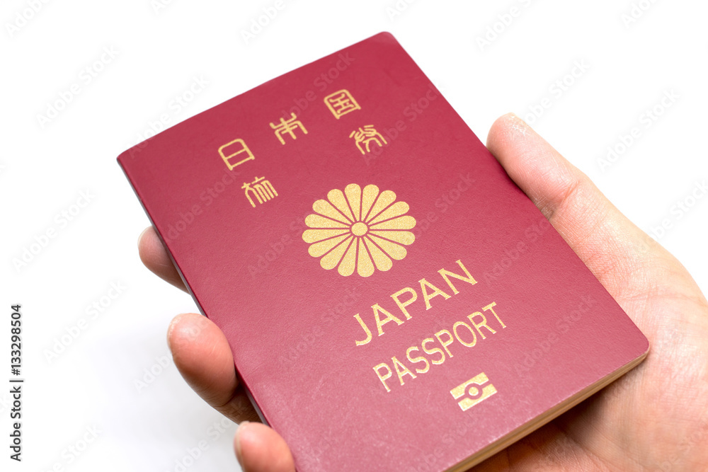 日本のパスポートを手に持つ 日本のパスポートを手に持つ