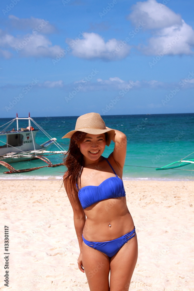 海外の海に来て喜ぶ 水着姿の女の子stock Photo Adobe Stock