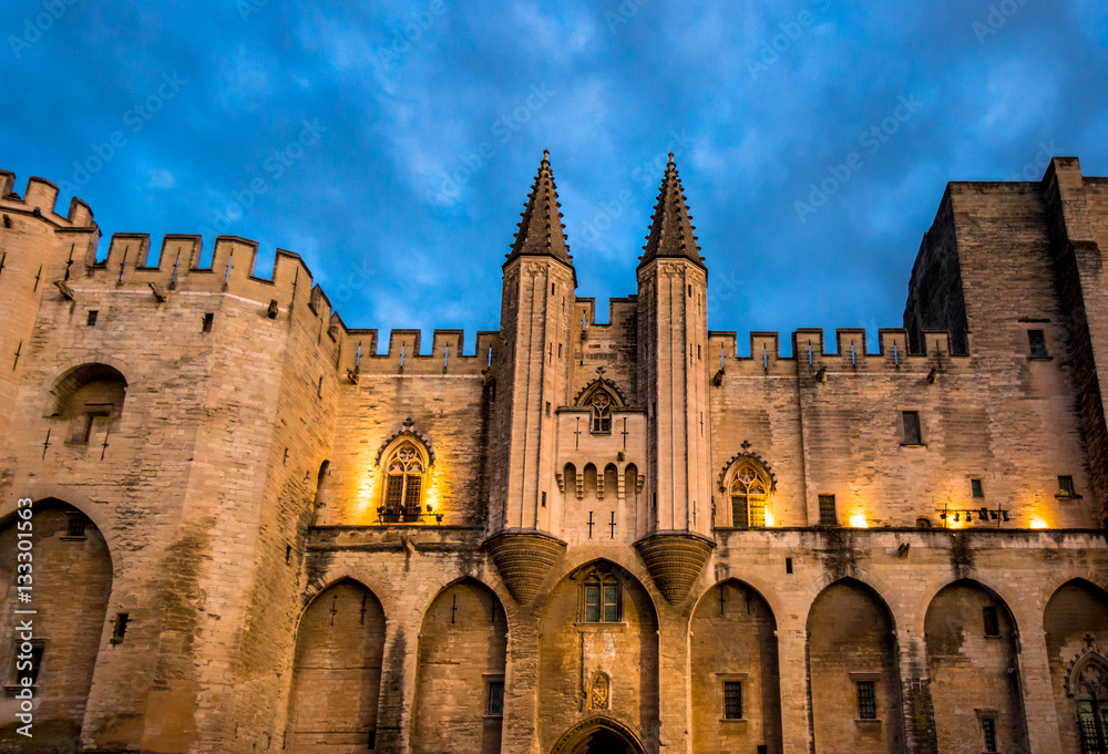 Le Palais des Papes d'Avignon à la nuit venue