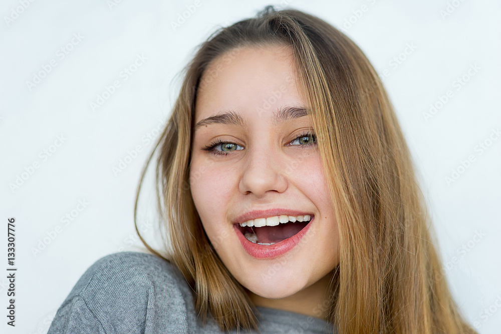 Naklejka premium Teenager girl posing on white background isolated