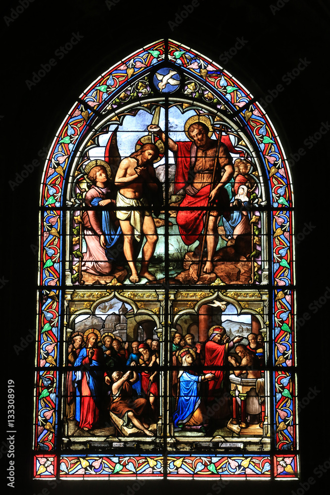 Baptême de Jésus-Christ. Vitrail. Eglise Saint-Nizier de Lyon. / Christ Baptism. Stained glass windows. Saint-Nizier Church. Lyon.