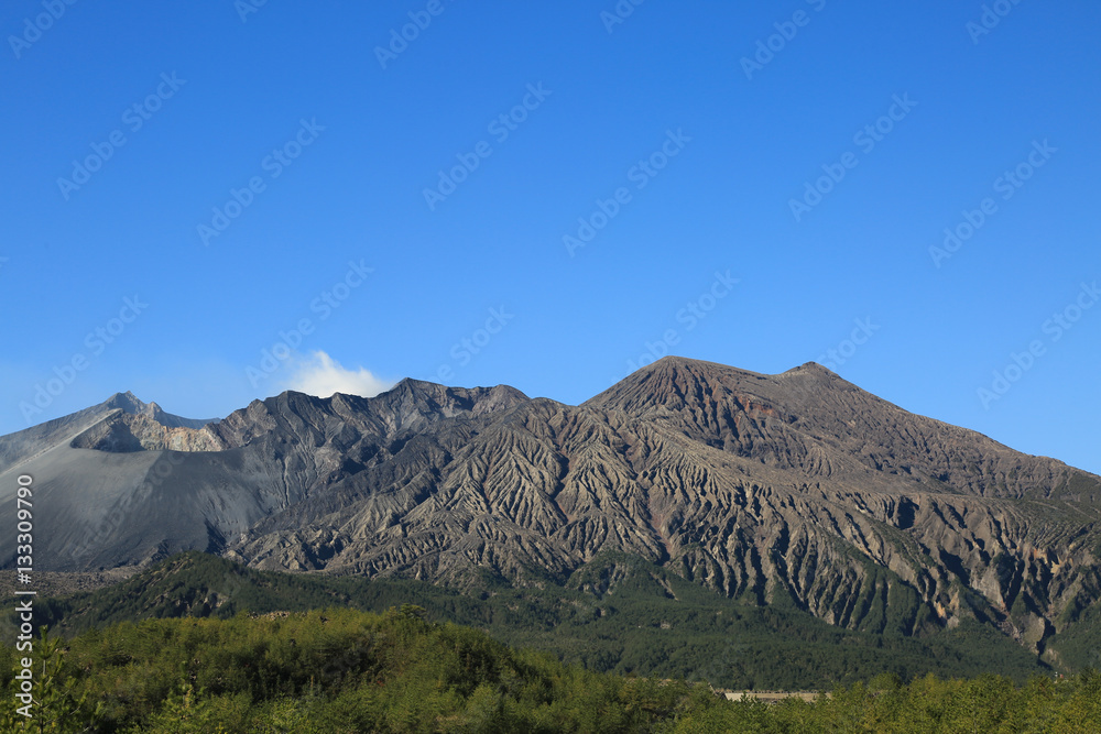 Obraz premium 鹿児島県鹿児島市 黒神ビュースポットから見た桜島
