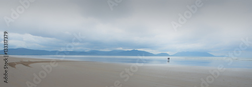 Obraz na plátne Two figures on vast secluded Inch Beach, at Dingle Peninsula, Co
