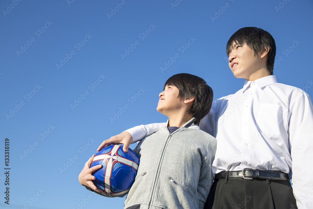 肩組みし遠くを見つめる兄弟 Stock Photo Adobe Stock