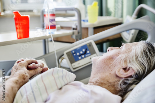 Fotografie Seniorin liegt im Krankenhaus