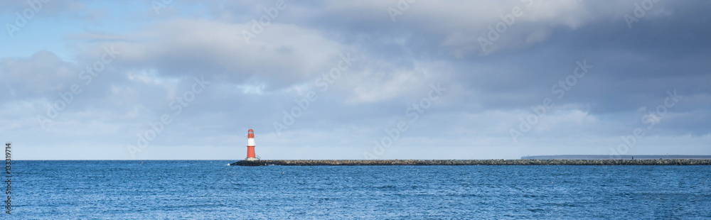 Mole mit Leuchturm an der Ostsee bei Warnemünde