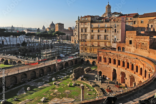Roma il Foro di Traiano al tramonto: mercati traianei