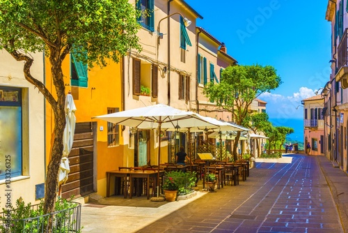 Ulica Capoliveri wioska w Elba wyspie, Tuscany, Włochy, Europa.