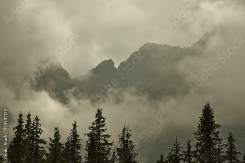 Mgła nad szczytami gór