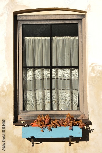 Altes Fenster an Hofgeb  ude  Bayerischer Stil