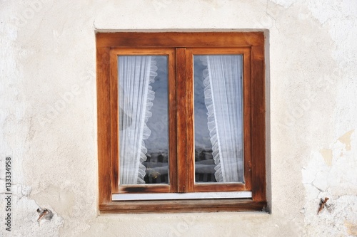 Altes Fenster an Hofgeb  ude  Bayerischer Stil