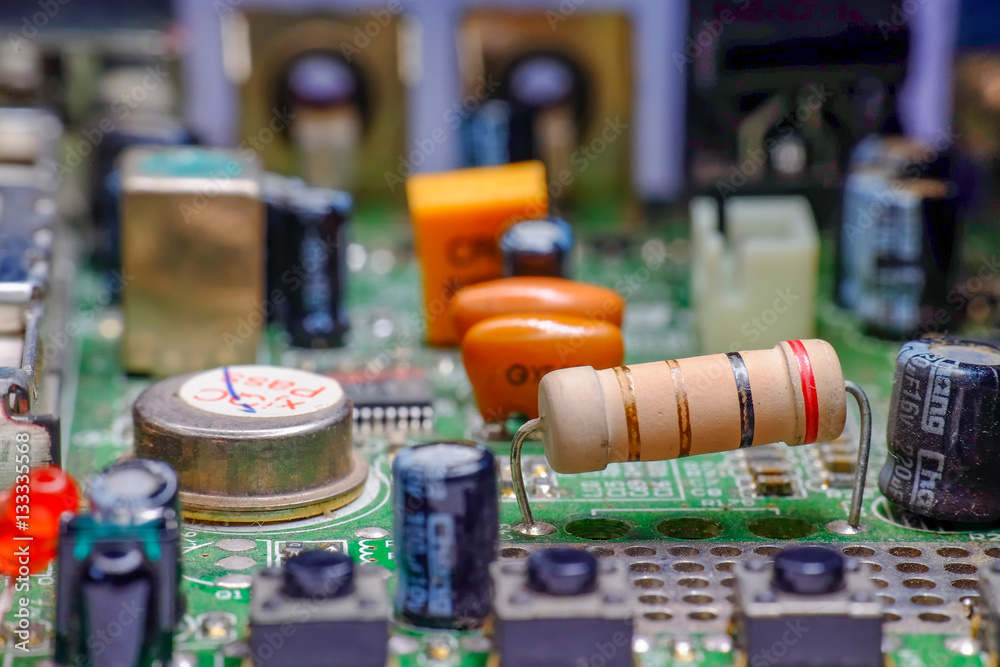 Φωτογραφία Photo of electronic device, contain big resistor and capacitor on green printed