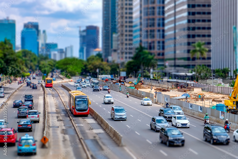 Φωτογραφία Photo of red public transport bus and many other vehicle