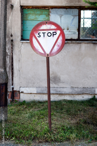 Stary znak drogowy STOP