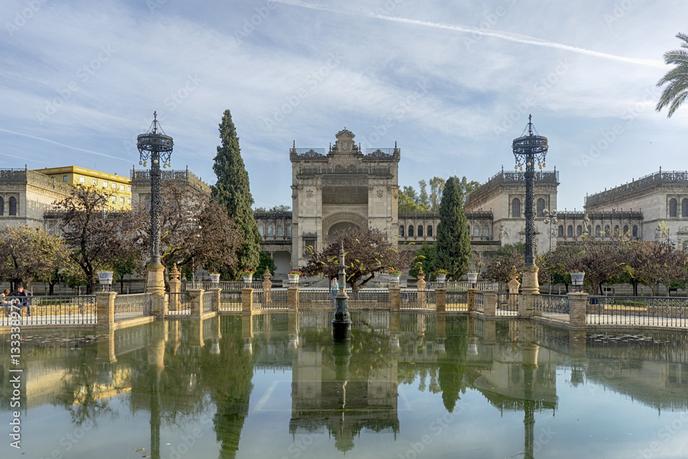 Obraz premium Museo arqueológico en el parque de María Luisa de la ciudad de Sevilla