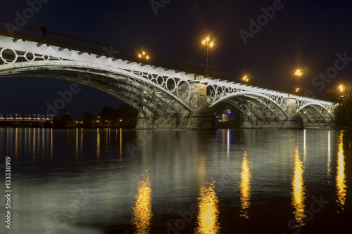 hermoso puente de Triana junto al río Guadalquivir a su paso por la ciudad de Sevilla, Andalucía © Antonio ciero