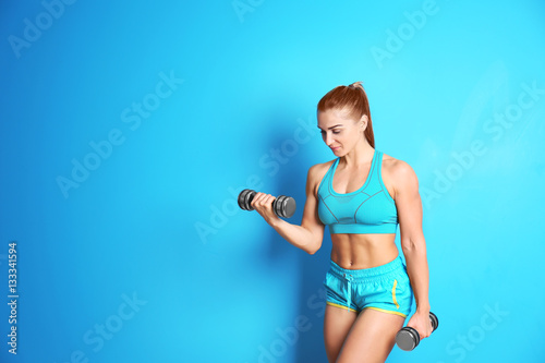 Sporty young woman with dum...