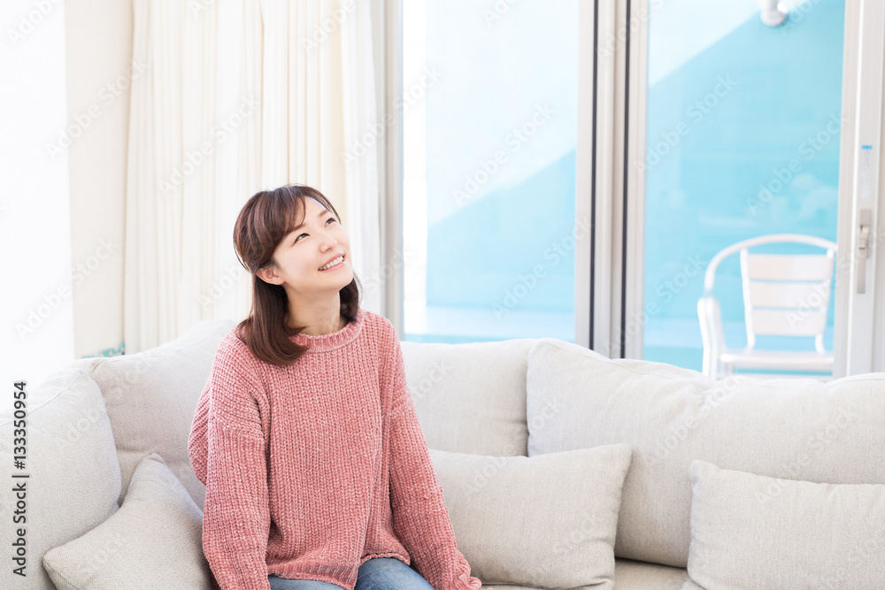 部屋でリラックスする女性 部屋でリラックスする女性