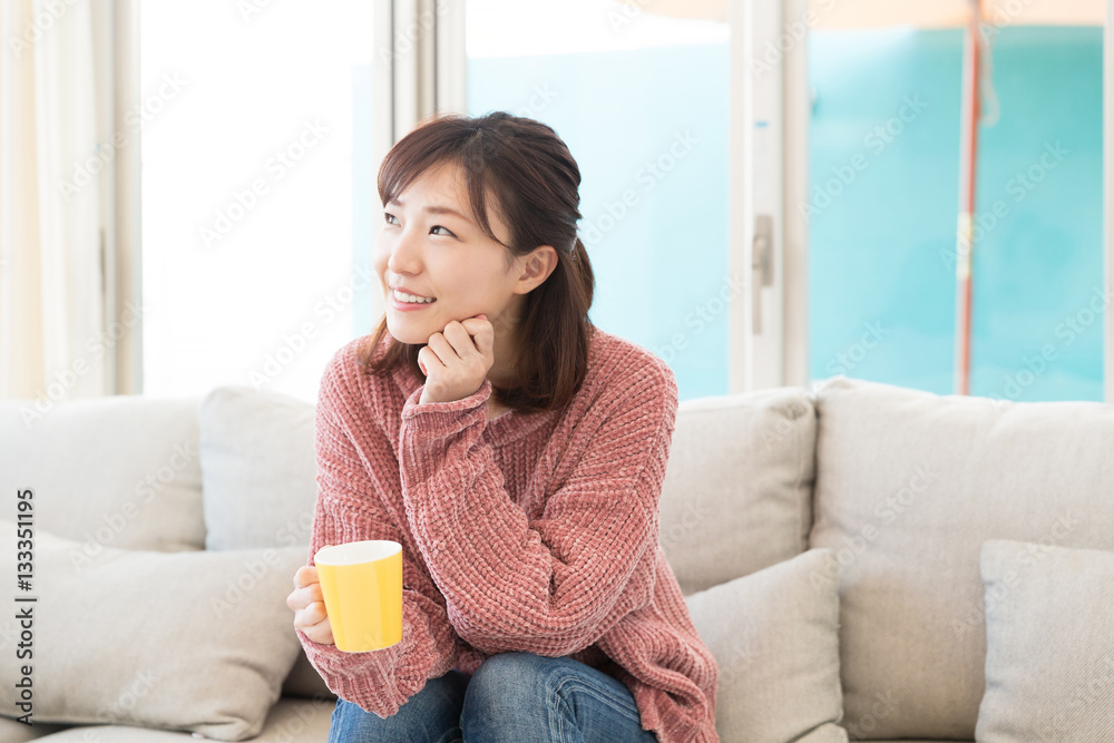 部屋でお茶を飲む女性 部屋でお茶を飲む女性