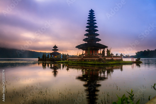 Widok góra, jezioro i świątynia w Bali Indonezja
