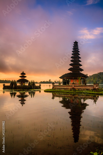 Widok góra, jezioro i świątynia w Bali Indonezja
