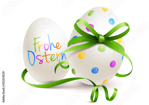 Bunt bemalte Ostereier mit grüner Schleife - Frohe Ostern 