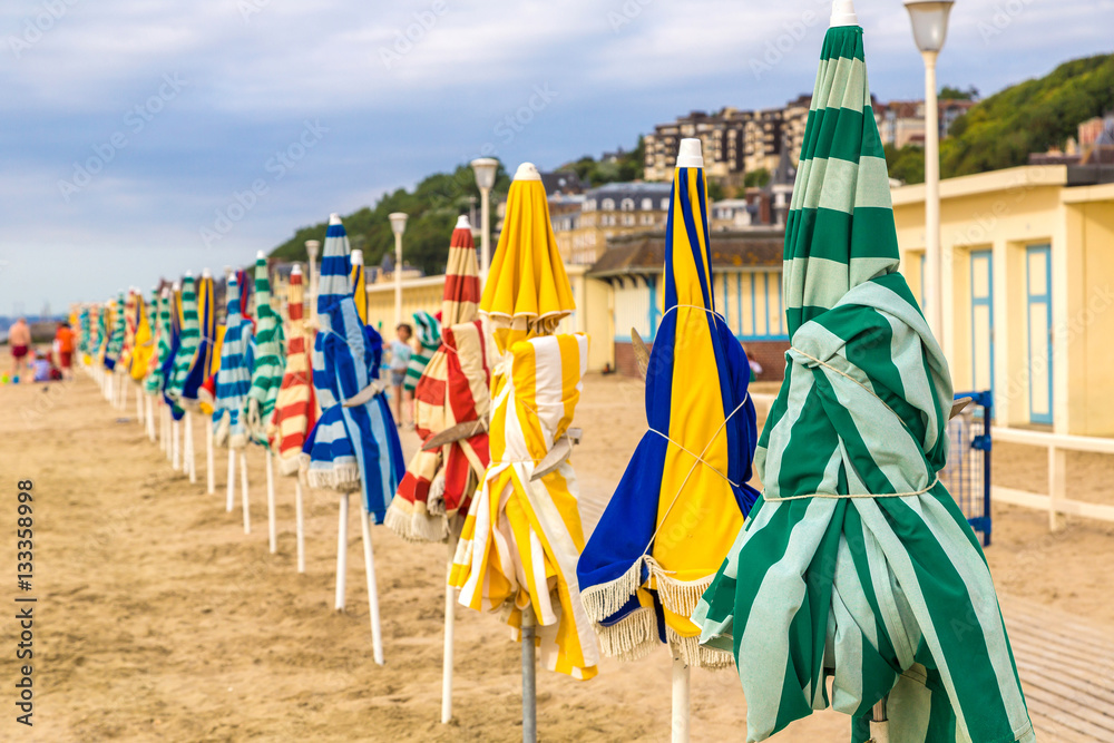 Beach umbrellas in Trouville - obrazy, fototapety, plakaty 