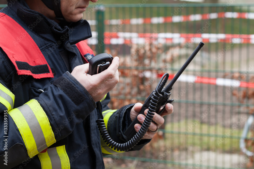 Fototapeta premium HDR - Feuerwehrmann im Einsatz mit Funkgerät 