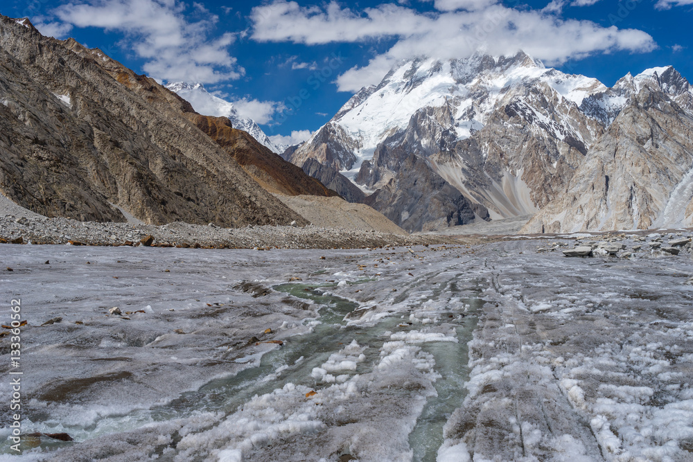 Obraz premium Broadpeak mountain with cloud on top behind Vigne glacier, K2 tr