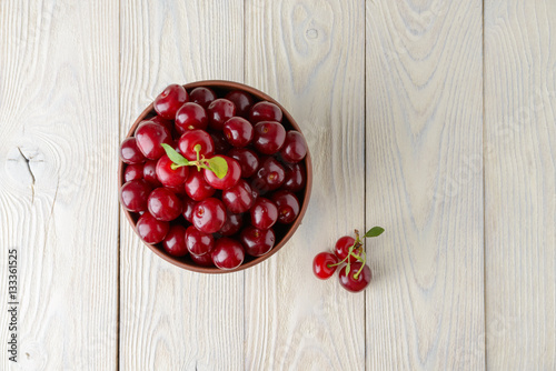Fototapeta Naklejka Na Ścianę i Meble -  ripe cherries in a bowl on a wooden background