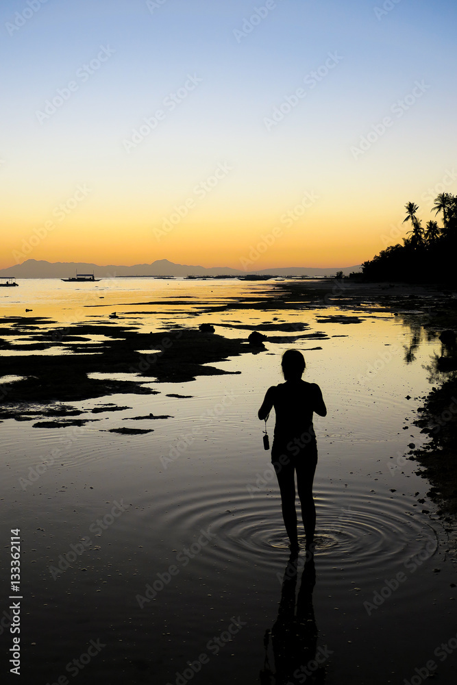 Fototapeta premium Photographer Woman Sunset Silhouette
