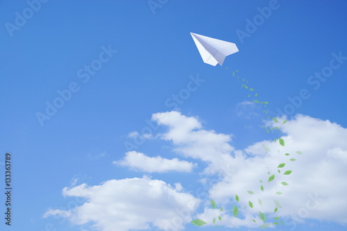 新緑 紙飛行機 背景 春イメージ 
