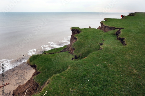 Photo Coastal erosion of clay cliffs on the east yorkshire coast in the UK