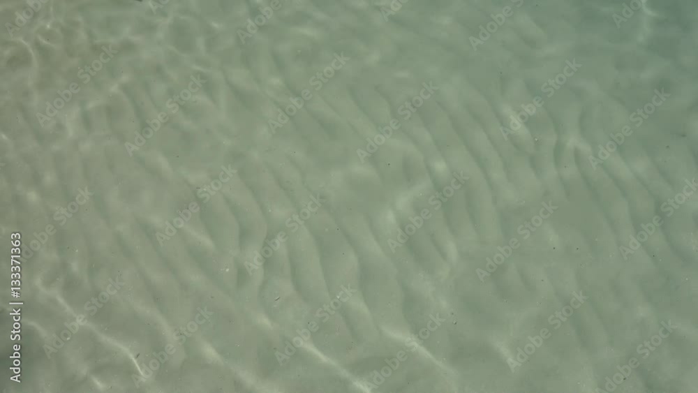Wellen an einem Strand von oben gefilmt
