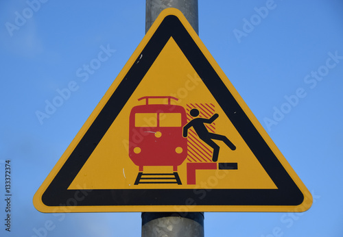 Achtung an der Bahnsteigkante photo