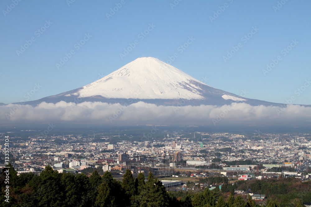 富士山と眼下の街並み