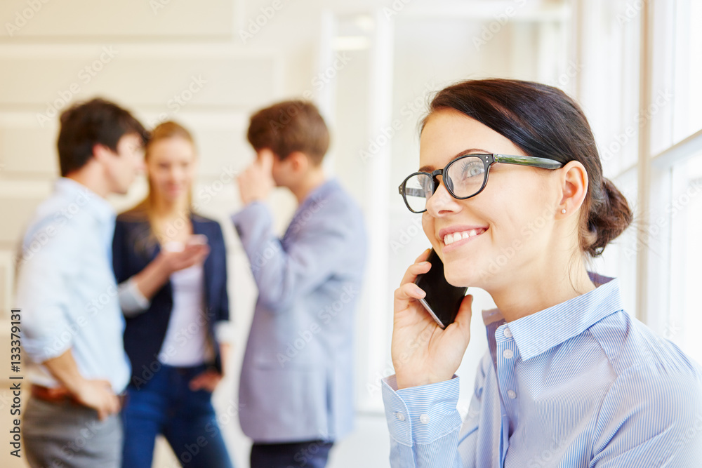 Frau beim Telefonat mit Smartphone Frau beim Telefonat mit Smartphone