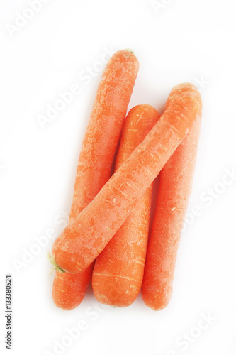 Mucchio di carote isolate su sfondo bianco
