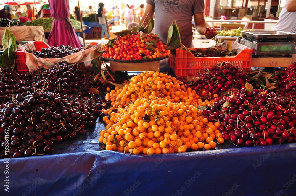 Orientalischer Marktstand mit buten Kirschen in Side, Türkei