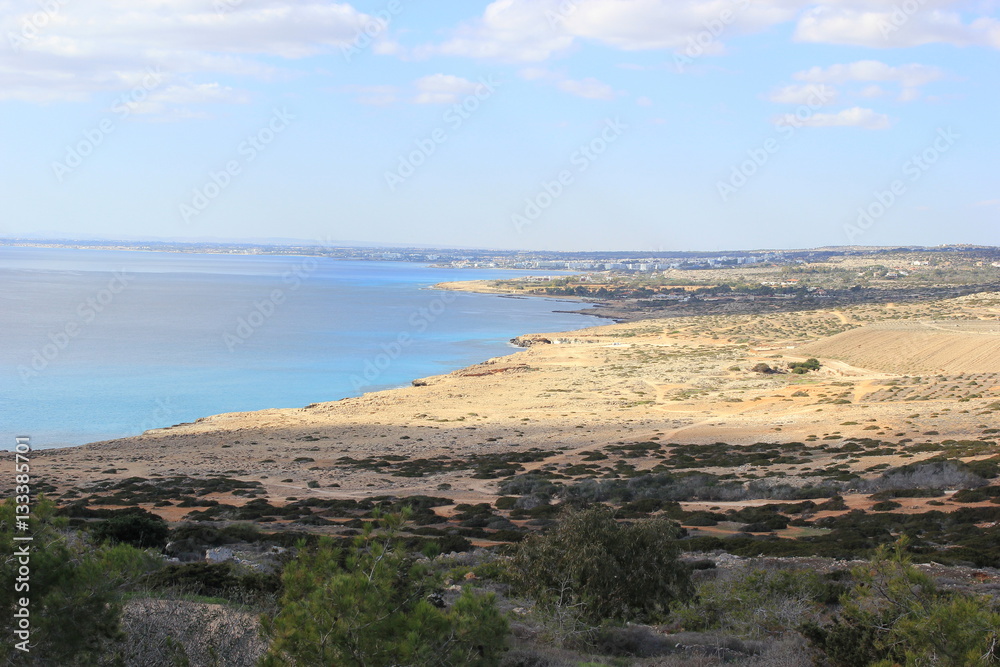 Landschaft auf Zypern mit der Küste zum blauen Mittelmeer Landschaft auf Zypern mit der Küste zum blauen Mittelmeer